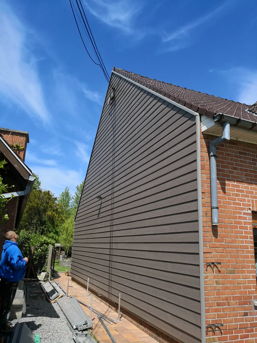 Pignon de maison habillé d'un bardage à clins brun