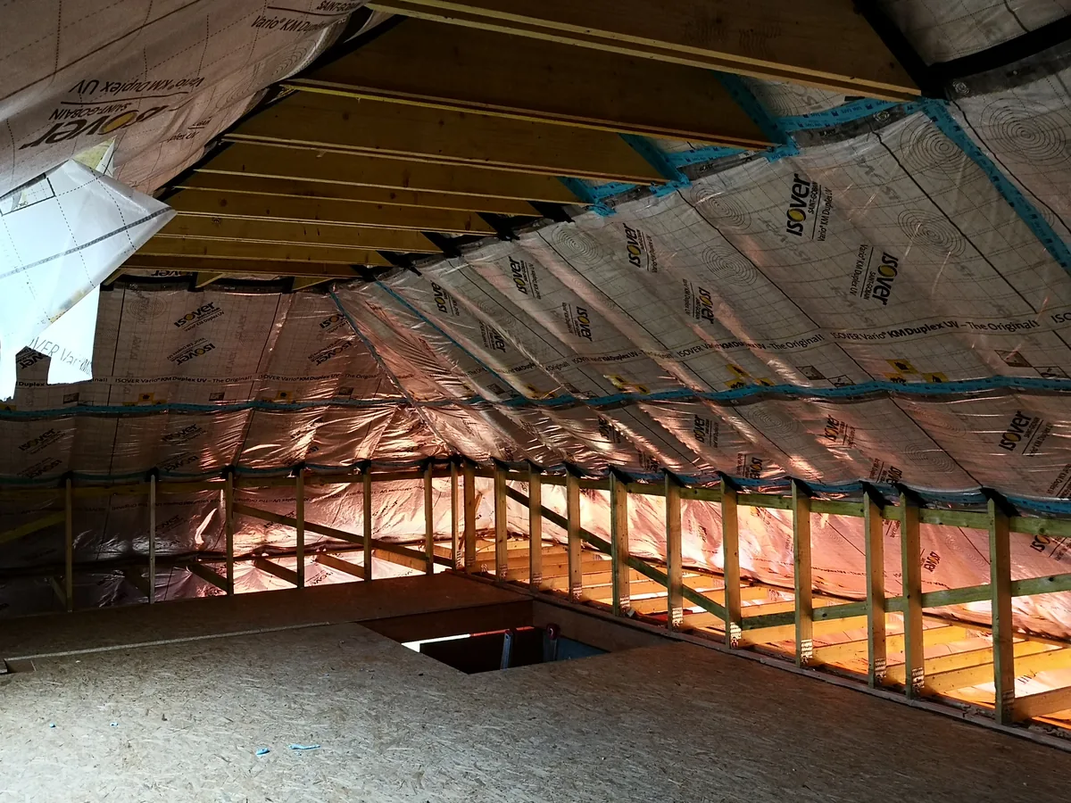 Isolation de combles avec membrane frein-vapeur posée sous la toiture