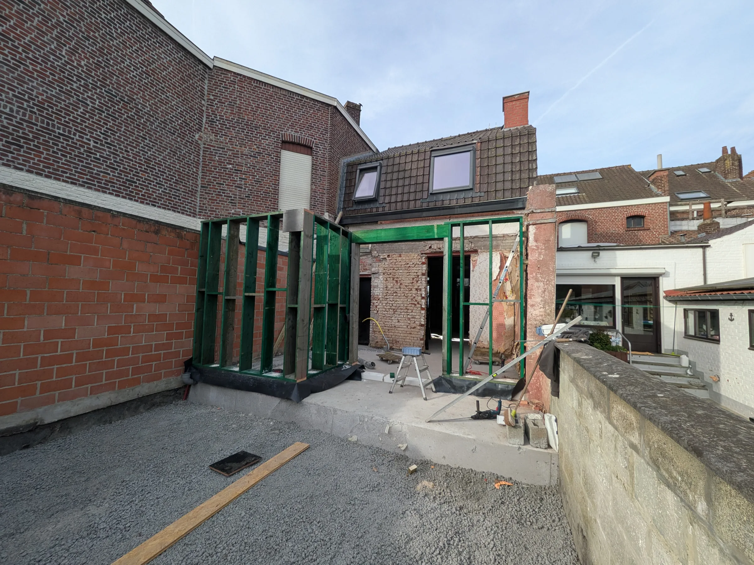 Extension en ossature bois en cours de montage à l'arrière d'une maison