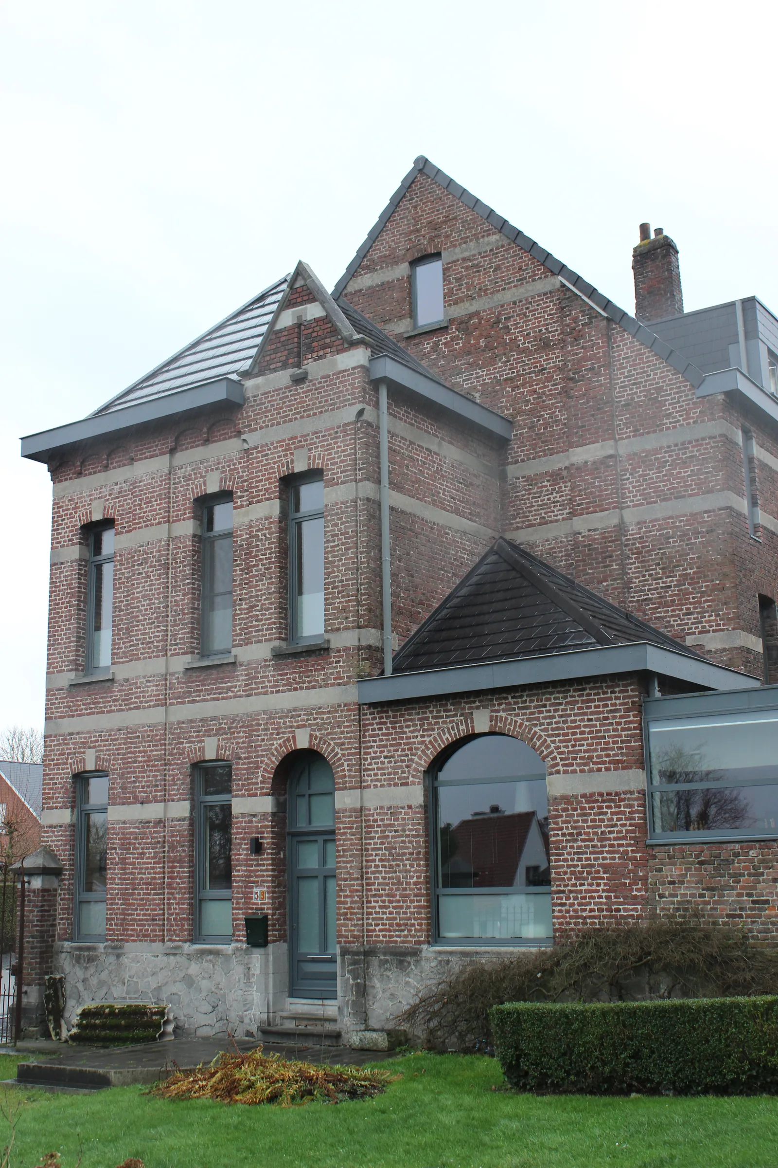 Maison de maître en brique et ses toitures grises