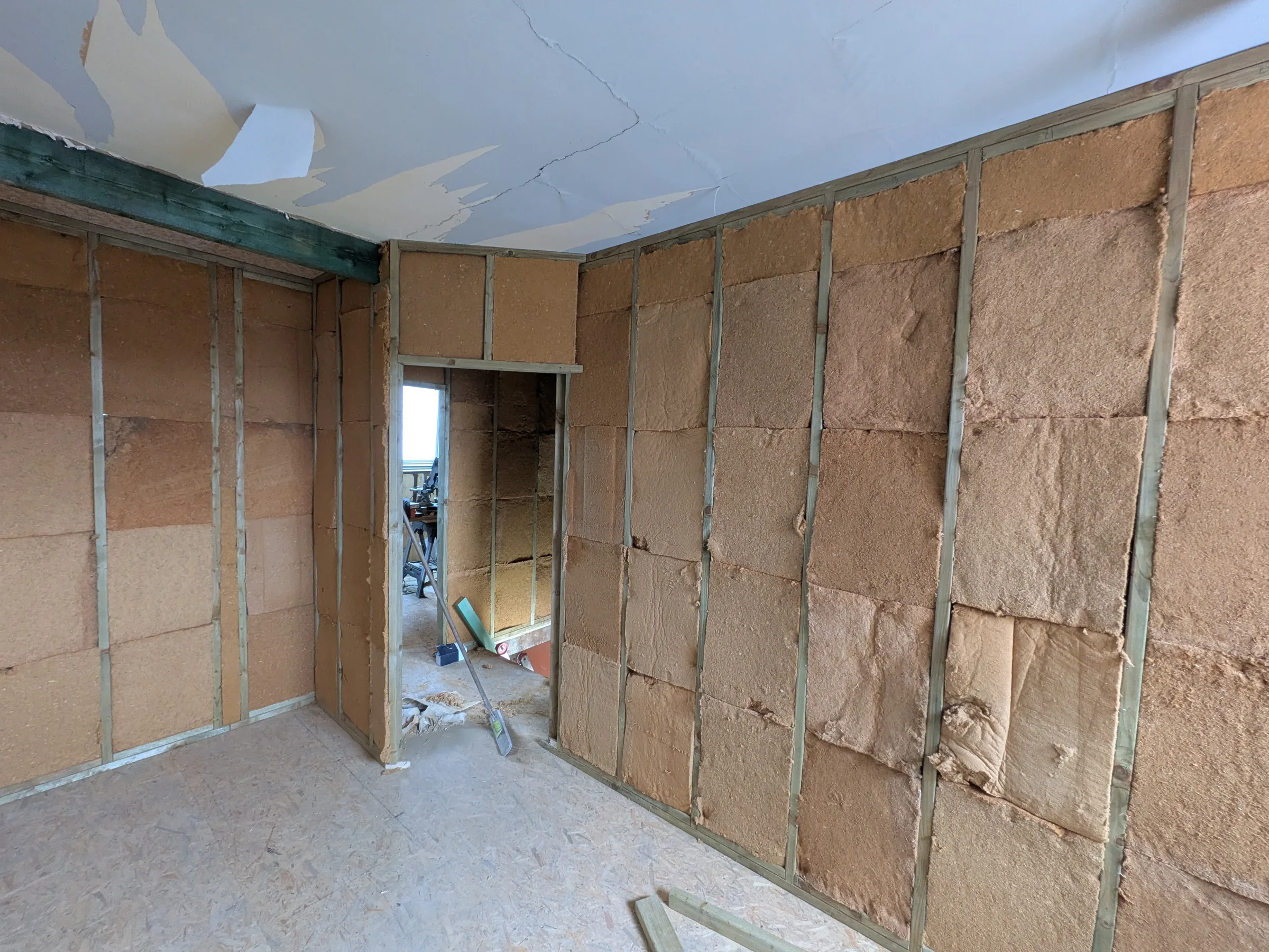 Isolation des murs par l'intérieur en panneaux de fibre de bois
