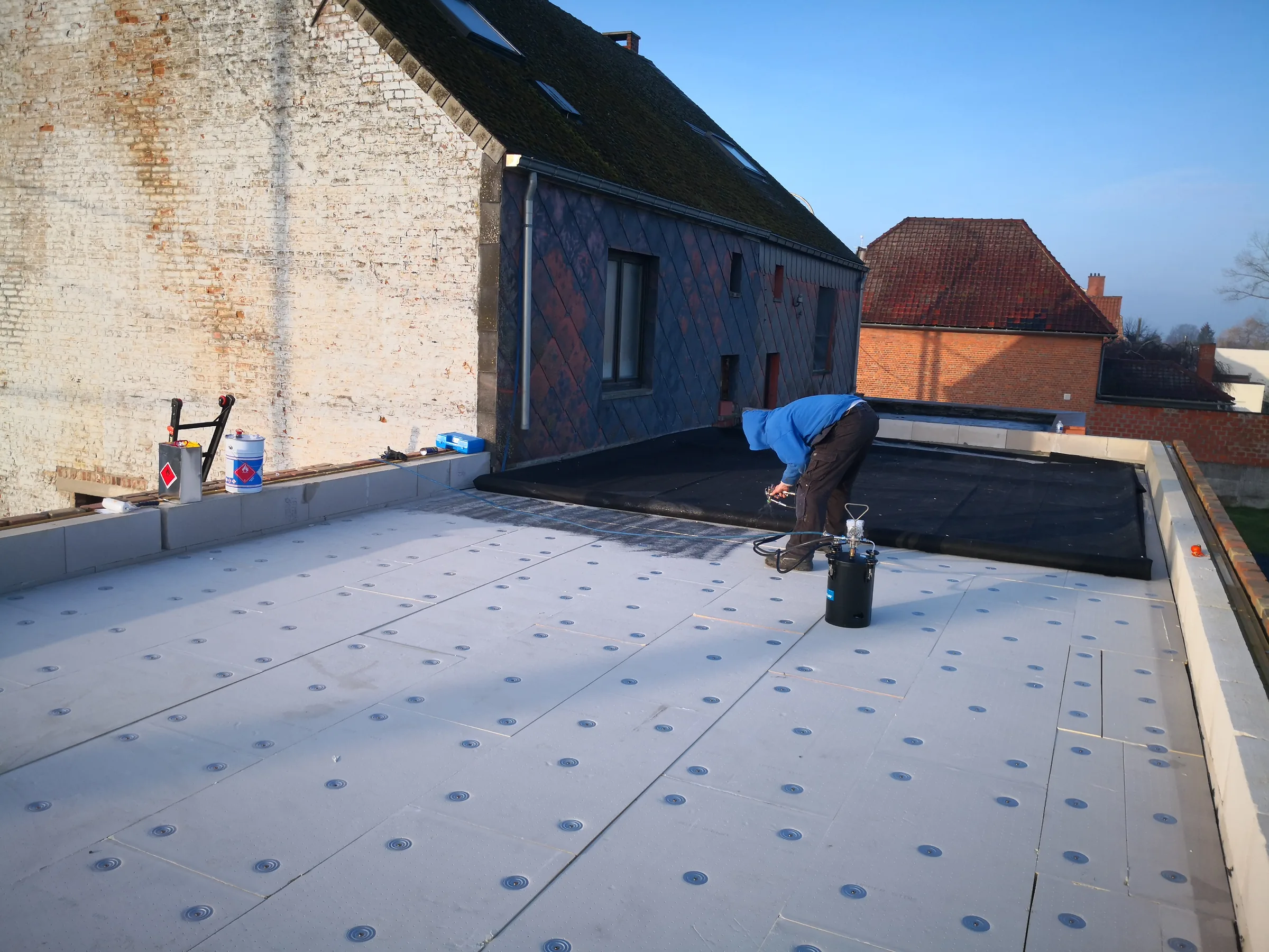 Toiture plate en cours de réalisation : panneaux isolants fixés avant la pose de l'étanchéité