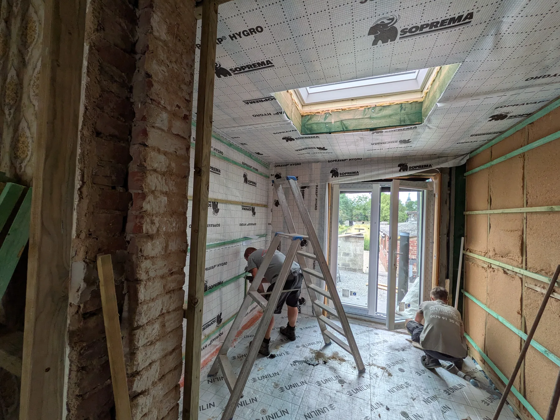 Équipe au travail sur un chantier d'isolation par l'intérieur